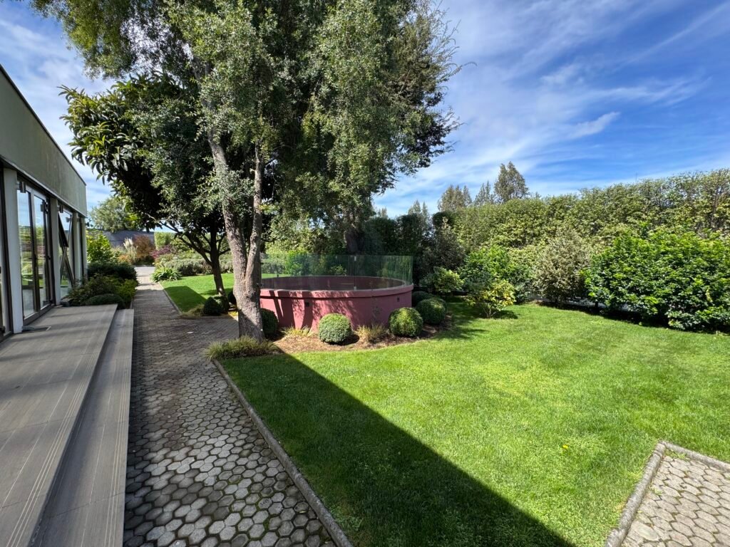 Jardín exterior con cielo despejado