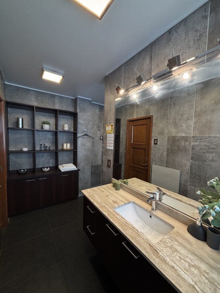 Baño en suite del hotel boutique, en piedra gris con ducha