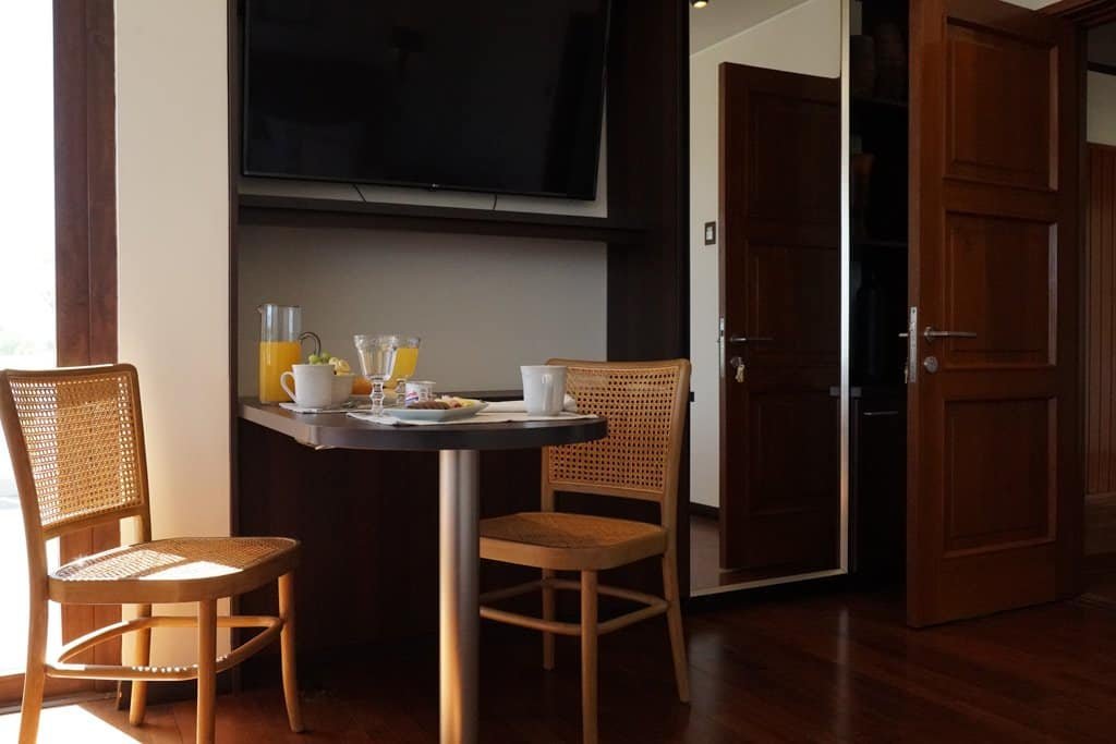 Desayuno servido a la habitación en la suite de novios