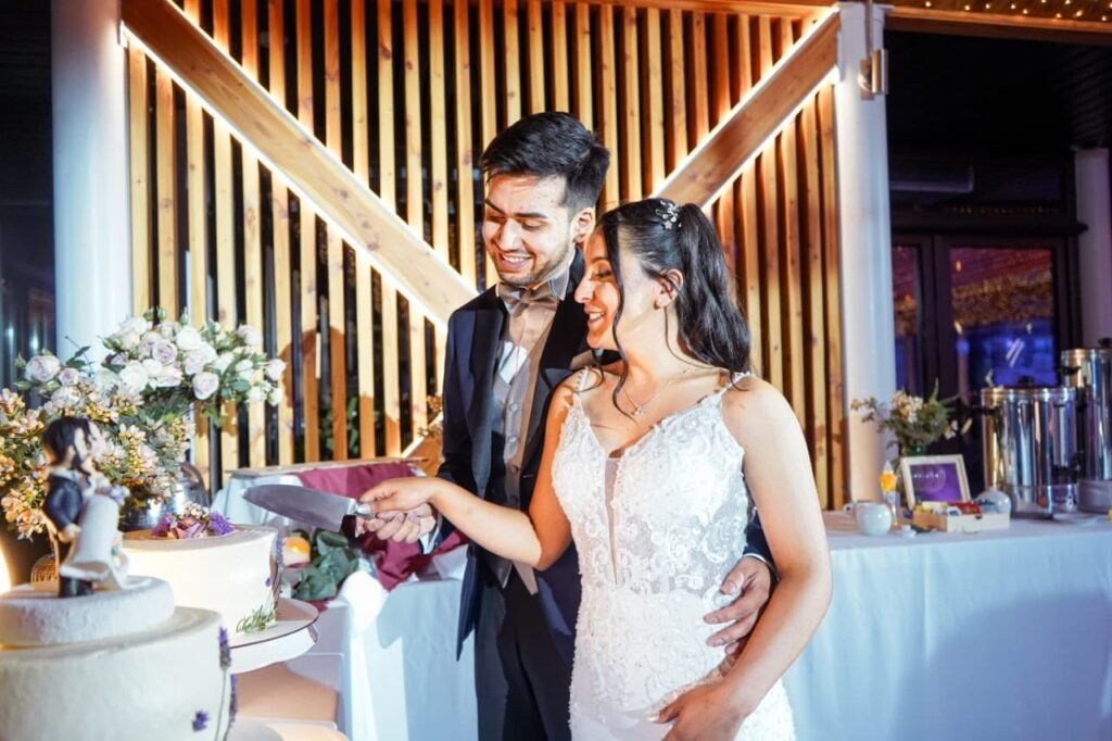 Novios celebrando su matrimonio