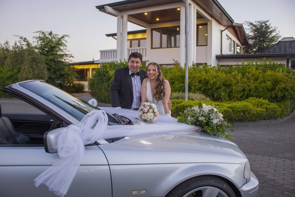 Auto clásico decorado para los novios