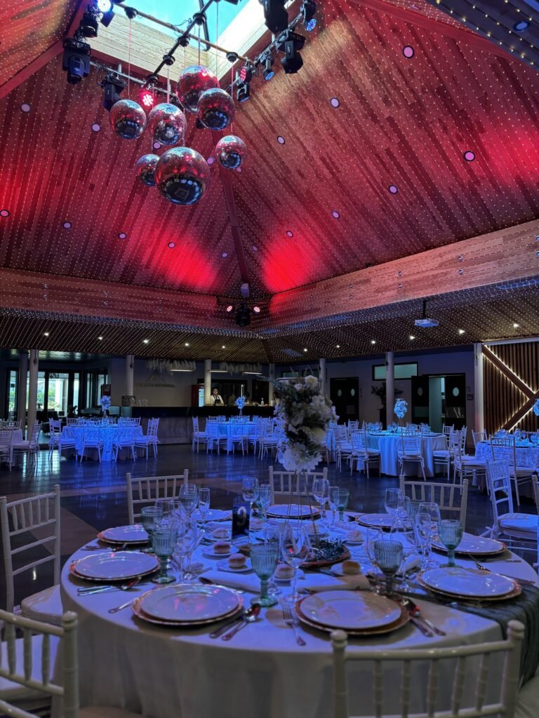 Salón decorado para una celebración