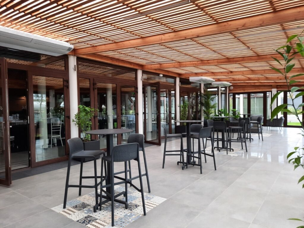 Terraza techada montada para un evento