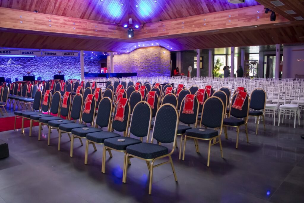 Salón con escenario para presentaciones