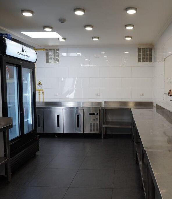 Mesones de trabajo de acero inoxidable en la cocina industrial